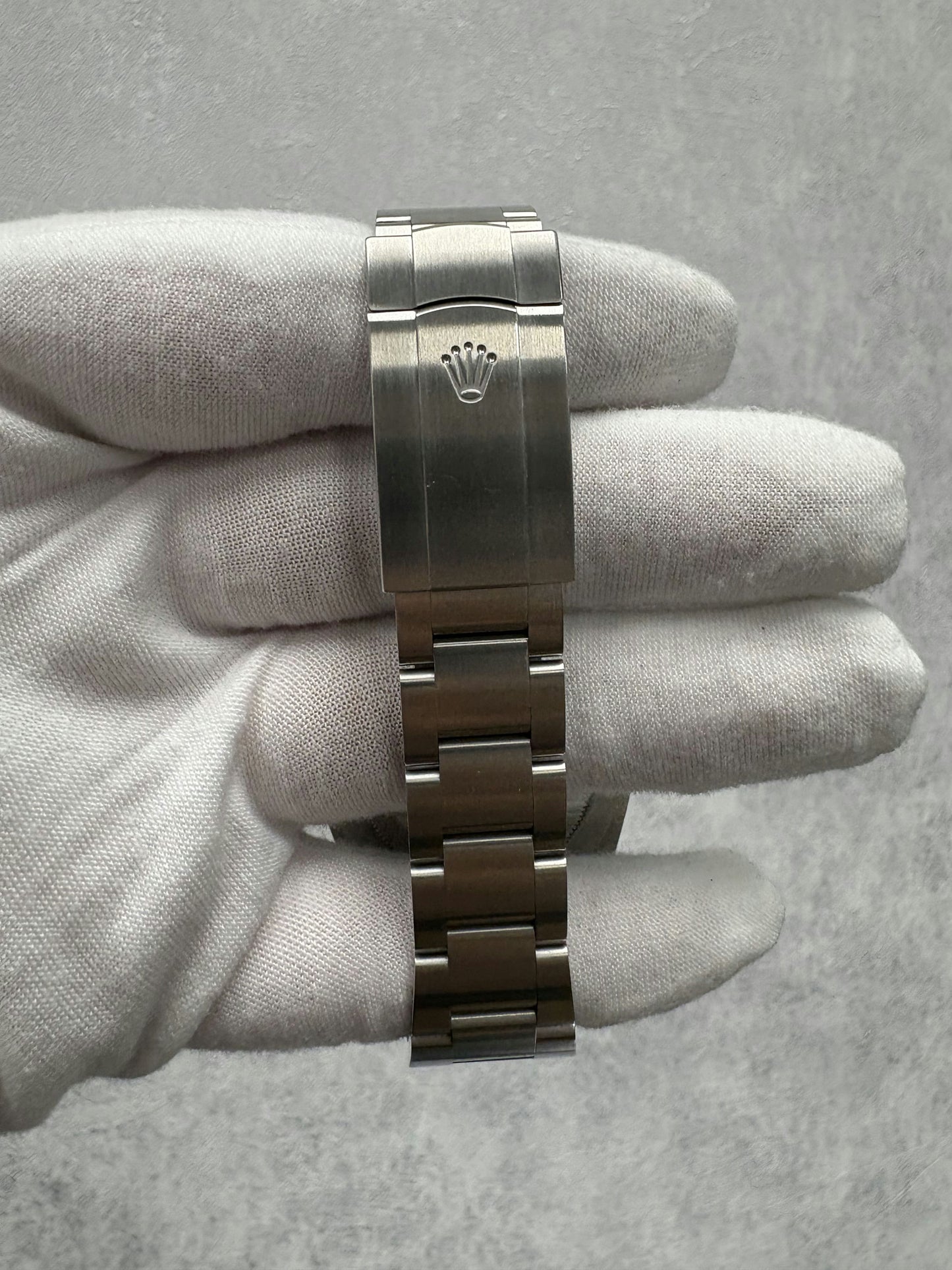 Rolex Oyster Perpetual 41 124300 with Card